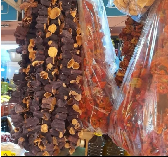 Kurutulmuş Patlıcan ve Biber:Geleneksel yöntemle gölgede kurutulmuş, dolmalık patlıcan ve biber ipleri. Her ipte 45–50 adet bulunur. %100 katkısız ve yöresel üretim.