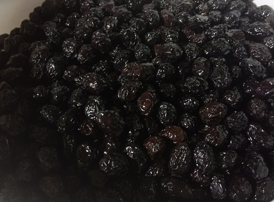Gemlik Siyah Zeytin:Doğal fermantasyonla olgunlaştırılmış, etli ve az tuzlu Gemlik tipi siyah zeytin. Salamura suyu ev yapımıdır